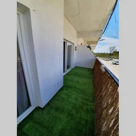 Bonito Piso Frente A La Playa Con Parking Privado. Empuriabrava