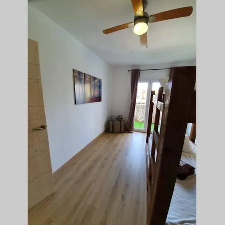 Bonito Piso Frente A La Playa Con Parking Privado. * Empuriabrava