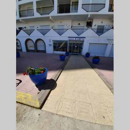 Bonito Piso Frente A La Playa Con Parking Privado. Empuriabrava