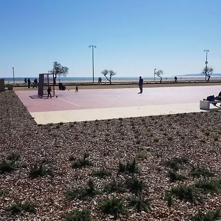 Bonito Piso Frente A La Playa Con Parking Privado. * Empuriabrava