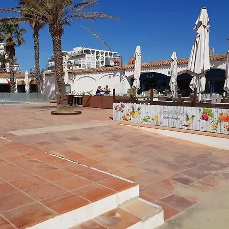 Bonito Piso Frente A La Playa Con Parking Privado. Apartment