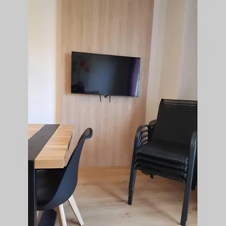 Bonito Piso Frente A La Playa Con Parking Privado. Empuriabrava